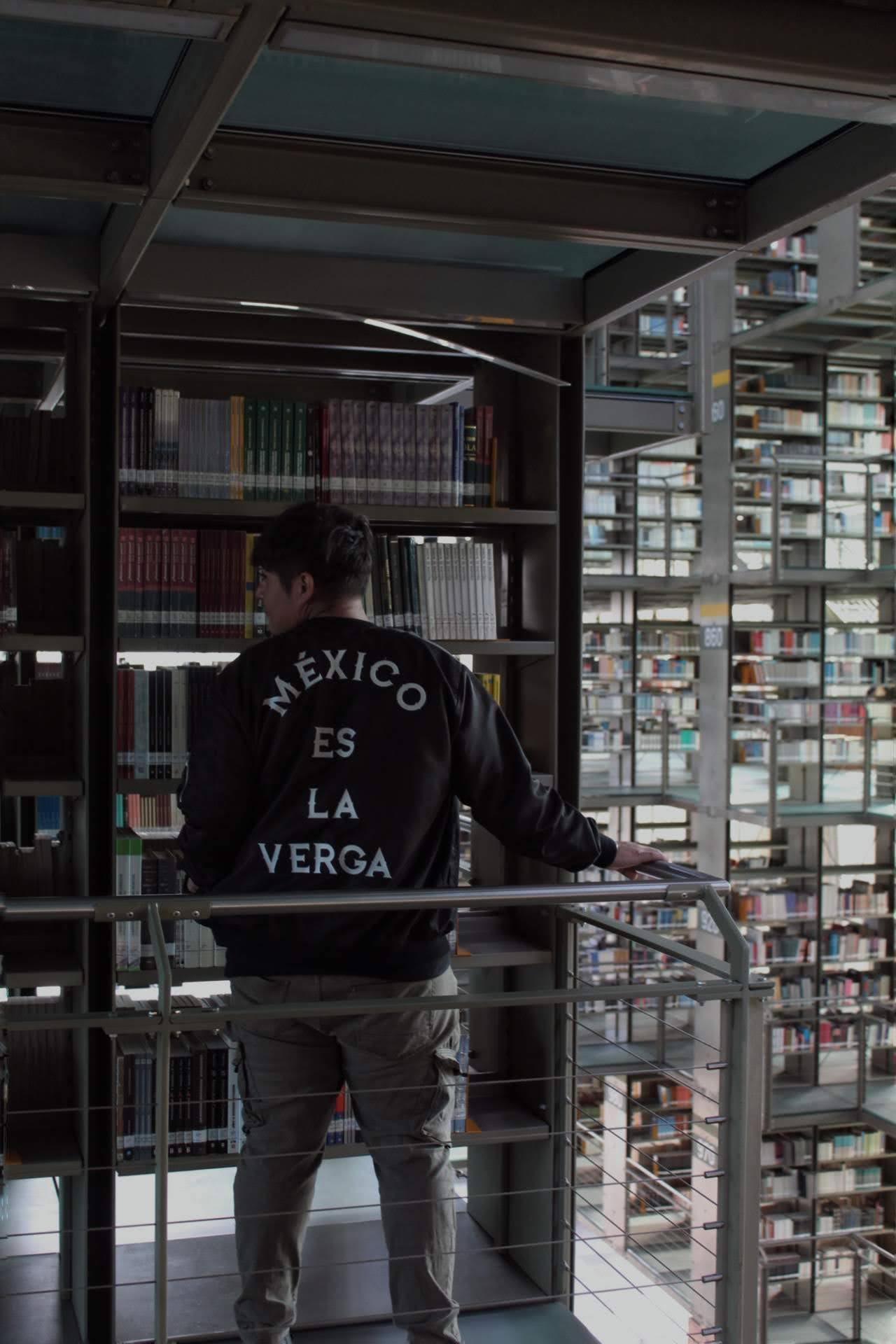 Modelo en la Biblioteca Vasconcelos, CDMX.  Foto tomada con cámara canon. Enero 2023